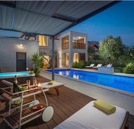 Spacious 6-bedroom villa with pool near Trogir sleeps 15